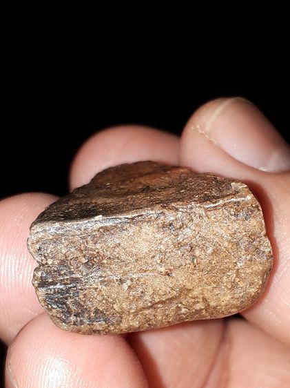 พระนางพญา วัดพระศรีรัตนมหาธาตุ พิษณุโลก พิมพ์อกนูนใหญ่ หลังลายนิ้งมือ เนื้อดินเผา สีออกน้ำตาลเข้ม อมดำ มวลสารครบ จัด ละเอียด มีเม็ดกรวดทราย รูปที่ 5