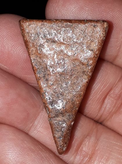 พระนางพญา พิมพ์เข่าโค้ง วัดพระศรีรัตนมหาธาตุ พิษณุโลก หลังลายนิ้งมือ เนื้อดินเผา สีออกน้ำตาลเข้ม อมดำ มวลสารครบ จัด ละเอียด มีเม็ดกรวดทราย อ รูปที่ 7