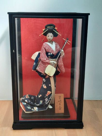 โมเดล ตุ๊กตาญี่ปุ่นโบราณพร้อมตู้กระจก สภาพ 95 เปอร์เซนต์