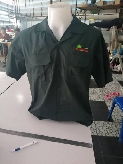 รับผลิต ยูนิฟอร์ม เสื้อกาวน์ เสื้อช้อป ชุดหมี เสื้อยืด เสื้อโปโล กางเกง แจ็คเก็ต ผ้ากันเปื้อน กระเป๋าผ้าดิบ จากโรงงานโดยตรง ราคาย่อมเยาว์ รูปที่ 6