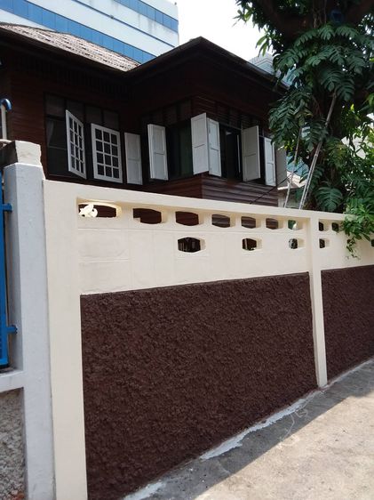 ไม่ใช่ ขายบ้านพร้อมที่ดิน ทำเลดี ถนนสีลม ตรงข้ามรพ. BNH และ อัสสัมชัญคอนแวนซ์อยู่ในซอยคอนแวนซ์  พื้นที่ 160 ตารางวา ราคา 136 ล้านบาท รูปที่ 2