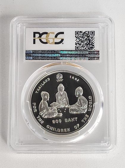 เหรียญเงินขัดเงา 200 บาท เด็กเล่นหมากเก็บ ที่ระลึก 50 ปี กองทุนสงเคราะห์เด็กแห่งสหประชาชาติ UNICEF พ.ศ.2540 เหรียญเกรด PCGS PR 69 DCAM รูปที่ 3