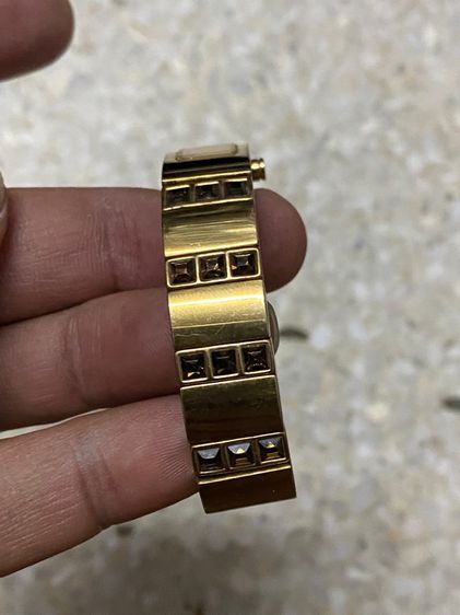นาฬิกายี่ห้อ DKNY   ของแท้ สีทองสวย รอบข้อมือ 6 นิ้ว 900฿ รูปที่ 6