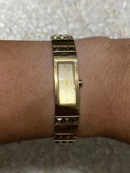 นาฬิกายี่ห้อ DKNY   ของแท้ สีทองสวย รอบข้อมือ 6 นิ้ว 900฿ รูปที่ 9