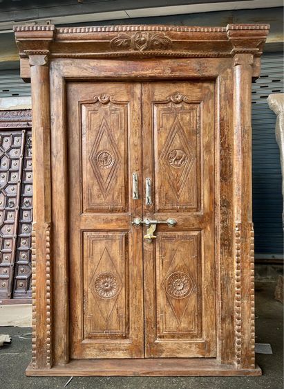 ประตูไม้สักแกะสลักลายเรียบคลาสสิค Classic colonial door