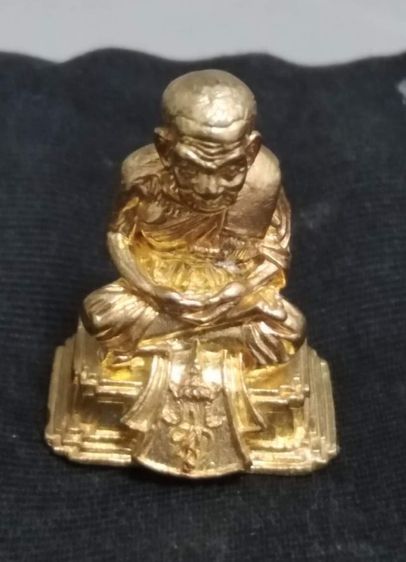 พระรูปหล่อหลวงพ่อทวด พระนามาภิไธย ส.ก.
วัดห้วยมงคล ปี 2547​ รูปที่ 6