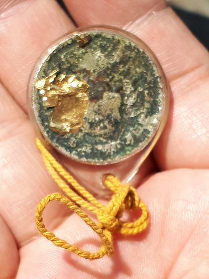 เหรียญบาท ขวัญถุง ตอกโค๊ดตัวนะ 5 ตัว ปิดทอง สายสิญจน์ หลังตราแผ่นดิน พ.ศ. 2505 หลวงปู่ทิม วัดละหารไร่ จังหวัดระยอง ปลุกเสก ตอกโค้ด นะ ชินบัญ รูปที่ 6