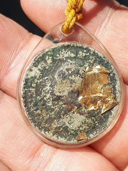 เหรียญบาท ขวัญถุง ตอกโค๊ดตัวนะ 5 ตัว ปิดทอง สายสิญจน์ หลังตราแผ่นดิน พ.ศ. 2505 หลวงปู่ทิม วัดละหารไร่ จังหวัดระยอง ปลุกเสก ตอกโค้ด นะ ชินบัญ รูปที่ 3