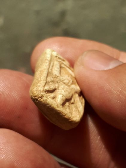 พระหลวงปู่เผือก พิมพ์ขุดสระใหญ่ รุ่นแรก เนื้อผง ผิวพรุน สวยงาม คมชัด สภาพสวย เก่า เดิมๆ แท้ หายากมากๆ สภาพพระสวยสมบูรณ์ ไม่มีหักอุดซ่อม แท้  รูปที่ 7