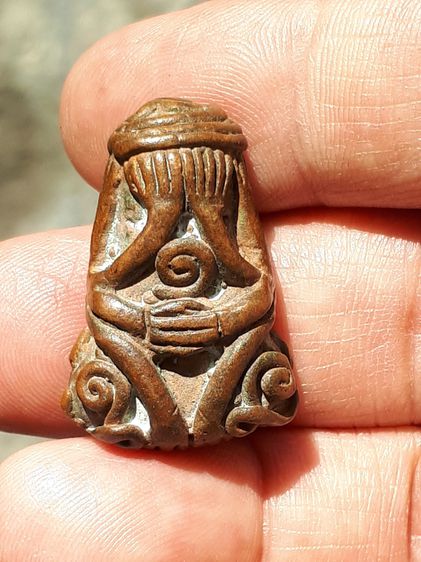 พระปิดตายันต์ยุ่ง พิมพ์ 2 หน้า เนื้อทองแดง พิมพ์คม ชัด เส้นยันต์คมชัด ลึก เส้นยันต์วางได้อย่างลงตัว เป็นระเบียบ ขนาดพอดี ปี 25xx ด้านข้างมีร รูปที่ 2