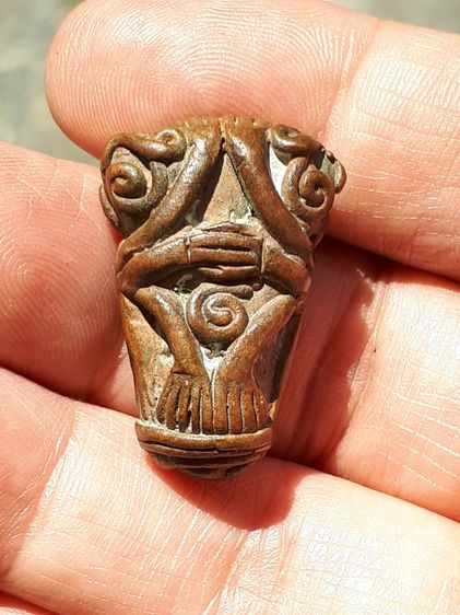 พระปิดตายันต์ยุ่ง พิมพ์ 2 หน้า เนื้อทองแดง พิมพ์คม ชัด เส้นยันต์คมชัด ลึก เส้นยันต์วางได้อย่างลงตัว เป็นระเบียบ ขนาดพอดี ปี 25xx ด้านข้างมีร รูปที่ 8