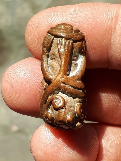 พระปิดตายันต์ยุ่ง พิมพ์ 2 หน้า เนื้อทองแดง พิมพ์คม ชัด เส้นยันต์คมชัด ลึก เส้นยันต์วางได้อย่างลงตัว เป็นระเบียบ ขนาดพอดี ปี 25xx ด้านข้างมีร รูปที่ 3