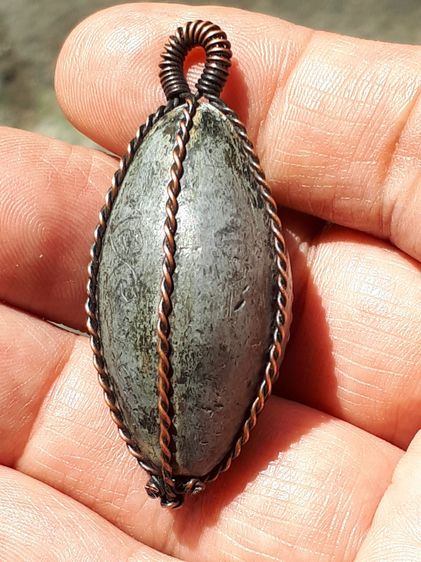 ลูกสะกด ยุคต้น ถักลวดทองแดง และลงรักหนา สีดำ หูทองแดงสำหรับแขวน ผิวแห้ง ลานแตก สีดำด้าน ขนาดกลาง มีน้ำหนัก เขย่ามีเสียงดัง มีความเป็นธรรมชาต รูปที่ 2