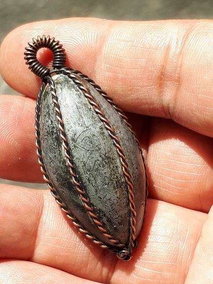 ลูกสะกด ยุคต้น ถักลวดทองแดง และลงรักหนา สีดำ หูทองแดงสำหรับแขวน ผิวแห้ง ลานแตก สีดำด้าน ขนาดกลาง มีน้ำหนัก เขย่ามีเสียงดัง มีความเป็นธรรมชาต รูปที่ 3