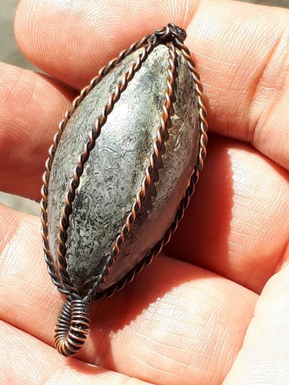 ลูกสะกด ยุคต้น ถักลวดทองแดง และลงรักหนา สีดำ หูทองแดงสำหรับแขวน ผิวแห้ง ลานแตก สีดำด้าน ขนาดกลาง มีน้ำหนัก เขย่ามีเสียงดัง มีความเป็นธรรมชาต รูปที่ 6