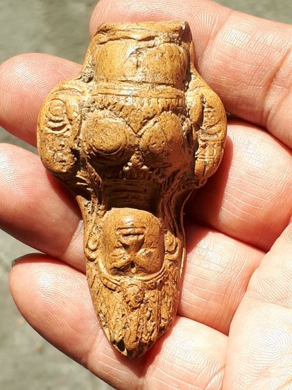 พระนางจามเทวี พิมพ์ใหญ่ เนื้อดินเผา เนื้อละเอียด สกุลลำพูน สวยงามคมชัด มีหน้ามีตา มวลสารเด่นชัด ขนาดใหญ่พอควร องค์พระกว้าง 2 ซม. สูง 6.5 ซม. รูปที่ 7