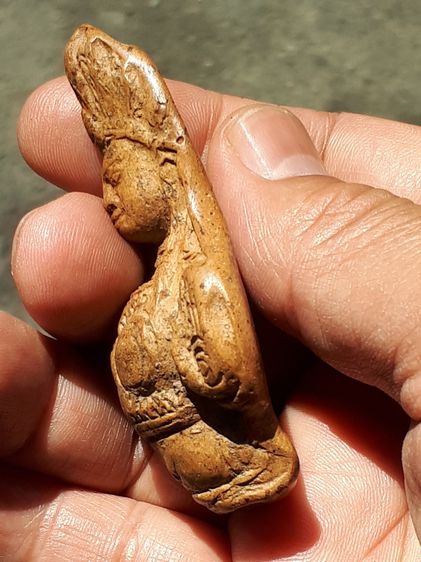 พระนางจามเทวี พิมพ์ใหญ่ เนื้อดินเผา เนื้อละเอียด สกุลลำพูน สวยงามคมชัด มีหน้ามีตา มวลสารเด่นชัด ขนาดใหญ่พอควร องค์พระกว้าง 2 ซม. สูง 6.5 ซม. รูปที่ 3