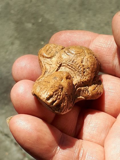 พระนางจามเทวี พิมพ์ใหญ่ เนื้อดินเผา เนื้อละเอียด สกุลลำพูน สวยงามคมชัด มีหน้ามีตา มวลสารเด่นชัด ขนาดใหญ่พอควร องค์พระกว้าง 2 ซม. สูง 6.5 ซม. รูปที่ 6