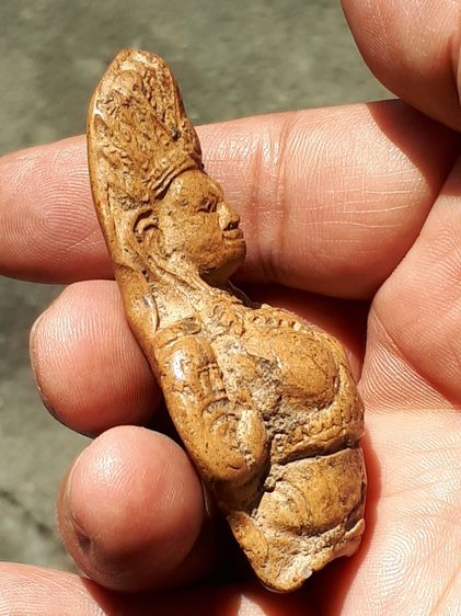 พระนางจามเทวี พิมพ์ใหญ่ เนื้อดินเผา เนื้อละเอียด สกุลลำพูน สวยงามคมชัด มีหน้ามีตา มวลสารเด่นชัด ขนาดใหญ่พอควร องค์พระกว้าง 2 ซม. สูง 6.5 ซม. รูปที่ 4