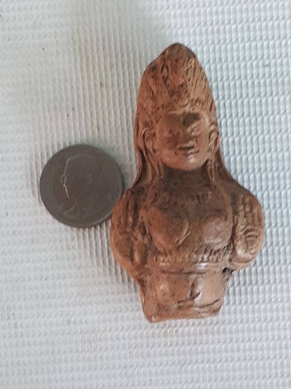 พระนางจามเทวี พิมพ์ใหญ่ เนื้อดินเผา เนื้อละเอียด สกุลลำพูน สวยงามคมชัด มีหน้ามีตา มวลสารเด่นชัด ขนาดใหญ่พอควร องค์พระกว้าง 2 ซม. สูง 6.5 ซม. รูปที่ 9