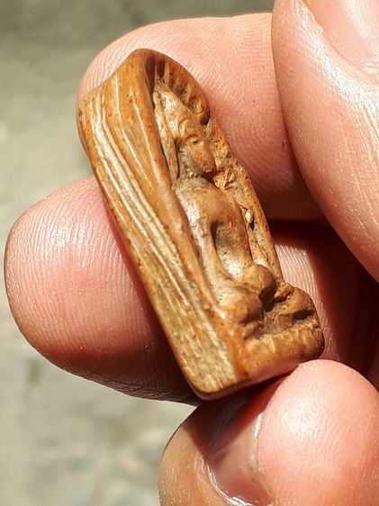 พระซุ้มกอ พิมพ์ใหญ่ ลายกนก กรุทุ่งเศรษฐี จ.กำแพงเพชร เนื้อดิน ดินเนื้อเนียนละเอียด มวลสารลอย พิมพ์ คม ชัด ลึก ผิวมัน แห้ง เหี่ยว ยุบย่น พระห รูปที่ 4