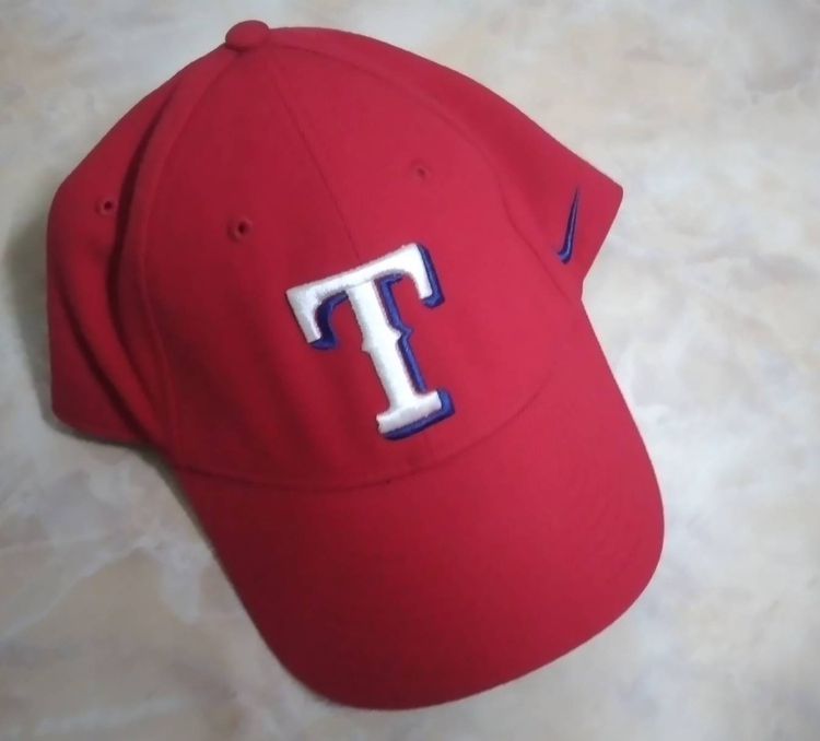 ขายหมวกแก๊ป Nike สีแดง  Rangers สภาพดี สวยมาก