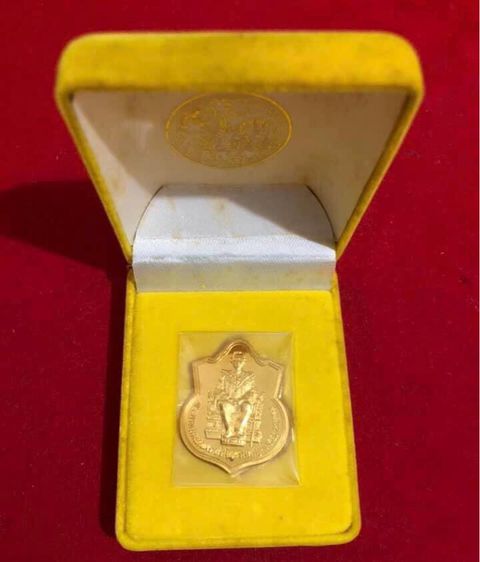 เหรียญไทย เหรียญเสมาทองคำขัดเงา ในหลวงนั่งบัลลังก์