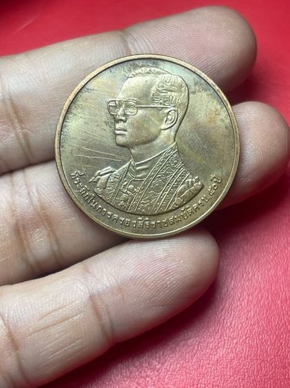 เหรียญไทย เหรียญในหลวงรัชกาลที่ 9 ที่ระลึกในการครองสิริราชสมบัติครบ 50 ปี หลังพระพุทธมหาวชิรอุตตโมภาสศาสดา เขาจีวรรย์ เนื้อทองแดง ปี 2538