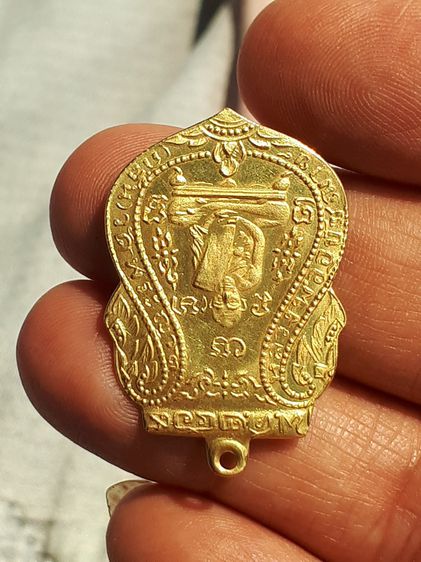 เหรียญหลวงพ่อกลั่น วัดพระญาติ ปี 2469 จ.อยุธยา รุ่นแรก เนื้อทองคำ พิมพ์ขอเบ็ด คม ชัด สภาพสวย สมบููรณ์ เก่า แท้ หายาก อย่างสวย มีเอกสารการตรว รูปที่ 9