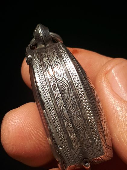 พระคง กรุวัดพระคงฤาษี จังหวัดลำพูน เนื้อดินเผา สีขาว พิมพ์ คม ชัด ผิวมัน เดิมๆ เนื้อหาเก่า สภาพสมบูรณ์ ผิวเดิม ขึ้นฝ้าขาว ฟอร์มสวย เก่า 1,30 รูปที่ 3