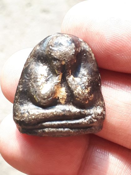 พระปิดตา พิมพ์ใหญ่ หลังแบบ รุ่นแรก หลวงพ่อแก้ว วัดเคลือวัลย์ เนื้อผงคลุกรักจุ่มรัก มีมวลสาร ผิวเดิม สภาพแห้งเก่า รักหลุดร่อน ไม่มีหักซ่อม แท รูปที่ 3