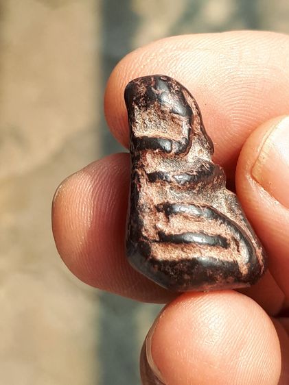 พระปิดตา พิมพ์จั๊กจั่น ด้านหลังอูม หลวงปู่เอี่ยม วัดหนังราชวรวิหาร เนื้อผงคลุกรัก เนื้อเนียนละเอียด ผิวมันเงา แห้ง เหี่ยว ขึ้นไข ผิวเดิมๆ มี รูปที่ 4