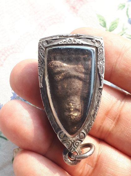 พระหลวงปู่ทวด พิมพ์ใหญ่ เนื้อว่าน ปี 2497 ด้านหลังเรียบ เนื้อเทาดำ ดินกากยายักษ์ แห้ง เหี่ยว มีน้ำหนัก ผิวเดิมๆ ด้านหลังมีแร่บางเล็กน้อย เป็ รูปที่ 7