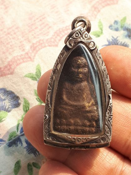 พระหลวงปู่ทวด พิมพ์ใหญ่ เนื้อว่าน ปี 2497 ด้านหลังเรียบ เนื้อเทาดำ ดินกากยายักษ์ แห้ง เหี่ยว มีน้ำหนัก ผิวเดิมๆ ด้านหลังมีแร่บางเล็กน้อย เป็ รูปที่ 3