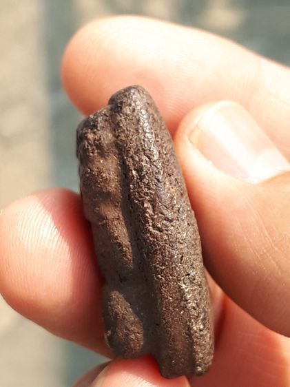 พระหลวงปู่ทวด พิมพ์ใหญ่ เนื้อว่าน ปี 2497 ด้านหลังเรียบ เนื้อเทาดำ ดินกากยายักษ์ แห้ง เหี่ยว มีน้ำหนัก ผิวเดิมๆ ด้านหลังมีแร่บางเล็กน้อย เป็ รูปที่ 9