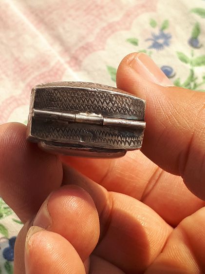 พระหลวงปู่ทวด พิมพ์ใหญ่ เนื้อว่าน ปี 2497 ด้านหลังเรียบ เนื้อเทาดำ ดินกากยายักษ์ แห้ง เหี่ยว มีน้ำหนัก ผิวเดิมๆ ด้านหลังมีแร่บางเล็กน้อย เป็ รูปที่ 6