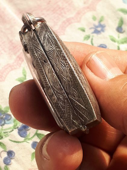 พระหลวงปู่ทวด พิมพ์ใหญ่ เนื้อว่าน ปี 2497 ด้านหลังเรียบ เนื้อเทาดำ ดินกากยายักษ์ แห้ง เหี่ยว มีน้ำหนัก ผิวเดิมๆ ด้านหลังมีแร่บางเล็กน้อย เป็ รูปที่ 5