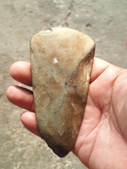 ขวานหินขัดโบราณ ขวานฟ้า มีอายุเก่าแก่มากกว่า 1,000 ปี เนื้อหินเย็นตลอดเวลา มีความละเอียด ความยาว 10 cm. กว้าง 5 cm. หนา 2 cm. สภาพสวยมาก เก่ รูปที่ 2