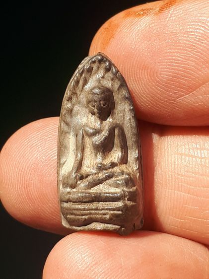 พระรอด พิมพ์ใหญ่ หลังอูม เนื้อดิน สีเขียว มัน แกร่ง เรียบ เนียนมือ สวยคม เก็บเก่า สภาพดีมากทั้งด้านหน้าและด้านหลัง ผ่านการใช้งานมามาก สภาพสว รูปที่ 2