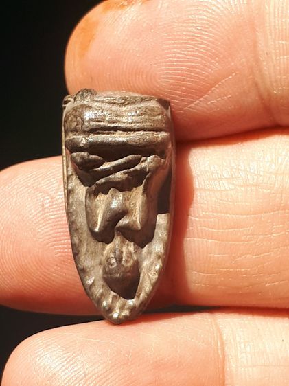 พระรอด พิมพ์ใหญ่ หลังอูม เนื้อดิน สีเขียว มัน แกร่ง เรียบ เนียนมือ สวยคม เก็บเก่า สภาพดีมากทั้งด้านหน้าและด้านหลัง ผ่านการใช้งานมามาก สภาพสว รูปที่ 7