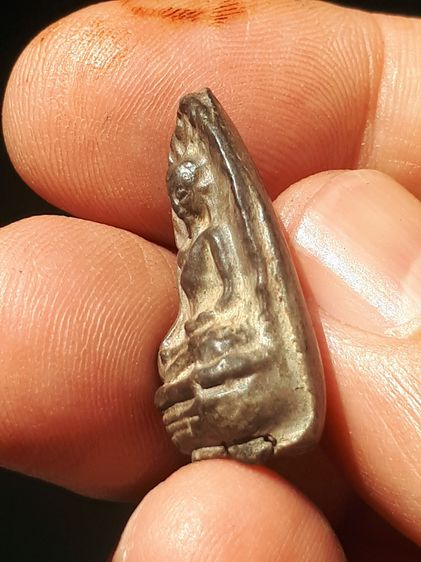 พระรอด พิมพ์ใหญ่ หลังอูม เนื้อดิน สีเขียว มัน แกร่ง เรียบ เนียนมือ สวยคม เก็บเก่า สภาพดีมากทั้งด้านหน้าและด้านหลัง ผ่านการใช้งานมามาก สภาพสว รูปที่ 4