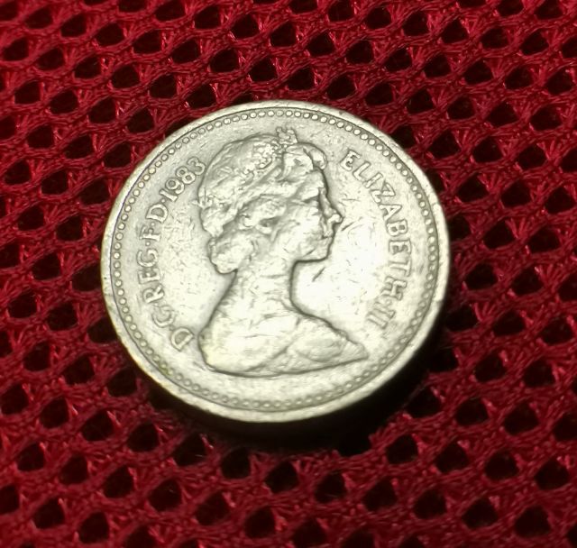 เหรียญ 1 ปอนด์สเตอร์ลิง ค.ศ 1983error coin ตัวอักษรด้านข้างกลับหัว