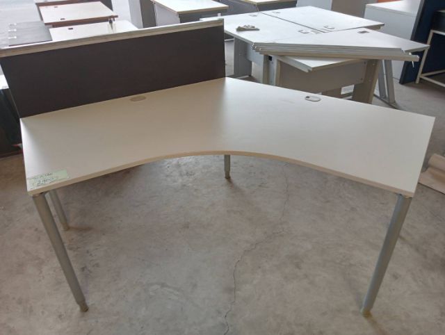 โต๊ะทำงาน โต๊ะ​สำนักงาน Furadec​ ด้านล่าง​โล่ง โครงสร้าง​เหล็ก​ เป็นเข้ามุม Set 3
แยกตัวได้  ตัวละ 2900 บาท
หรือชุดสามตัว 6500 บาท