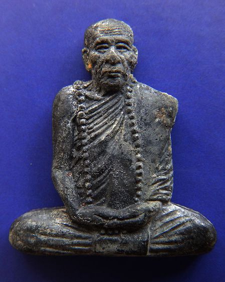 รูปเหมือนตัดชิดเนื้อตะกั่ว หลวงปู่คำบุ วัดกุดชมภู ตอกโค้ด พร้อมซอง+ใบแนบเดิม รูปที่ 7