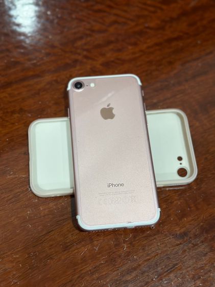 iPhone 7 128 GB Rose gold สภาพโอเค ใส่เคสตลอด ติดฟิล์มหน้าหลังให้หมดแล้ว ไม่ต้องทำอะไรต่อแล้ว กล่องครบ นัดดูสภาพได้ ใช้เองขายเอง ผู้หญิงใช้ รูปที่ 3