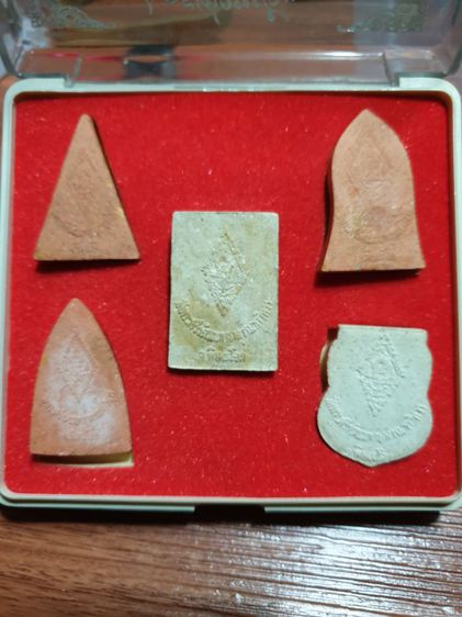 พระผงชุดกรุเก่าหน้าทอง 5 พิมพ์ วัดพระศรีรัตนมหาธาตุ พิษณุโลก สวยแชมป์ไม่ผ่านการใช้ เหมายกกล่อง รูปที่ 13