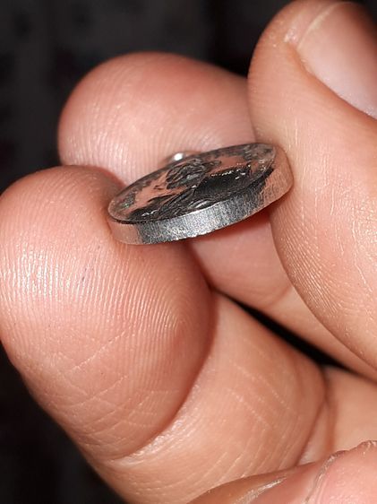 เหรียญเม็ดแตง หลวงปู่ทวด วัดช้างไห้ เนื้ออาปาก้า ปี 2522 พิมพ์นิยม หน้า 3 หลัง 5 ชาย สภาพดีมากทั้งด้านหน้าและด้านหลัง ไม่ผ่านการใช้งาน สภาพส รูปที่ 5