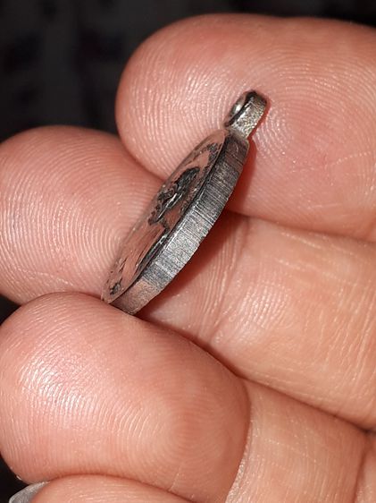 เหรียญเม็ดแตง หลวงปู่ทวด วัดช้างไห้ เนื้ออาปาก้า ปี 2522 พิมพ์นิยม หน้า 3 หลัง 5 ชาย สภาพดีมากทั้งด้านหน้าและด้านหลัง ไม่ผ่านการใช้งาน สภาพส รูปที่ 4