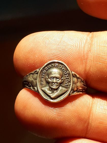 แหวนหลวงปู่ทวด วัดช้างไห้ ปี 2506 เนื้อเงิน ยันต์จม(นิยม) แจกผู้หญิง สภาพดีมากทั้งด้านหน้าและด้านหลัง ไม่ผ่านการใช้งาน สภาพสวย ผิวเดิมๆ ดูง่ รูปที่ 2