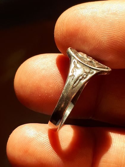 แหวนหลวงปู่ทวด วัดช้างไห้ ปี 2506 เนื้อเงิน ยันต์จม(นิยม) แจกผู้หญิง สภาพดีมากทั้งด้านหน้าและด้านหลัง ไม่ผ่านการใช้งาน สภาพสวย ผิวเดิมๆ ดูง่ รูปที่ 3